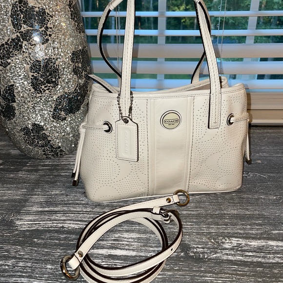Leather Coach crossbody with removable shoulder strap and inside zip pocket. - Picture 2 of 12